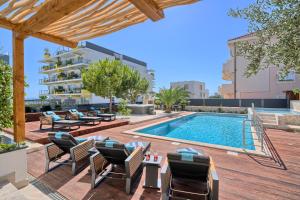 Bazén v ubytování Liberty Living Apartments nebo v jeho okolí