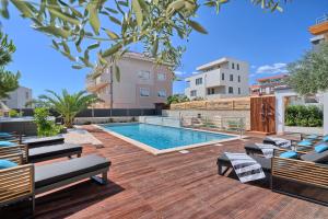 Bazén v ubytování Liberty Living Apartments nebo v jeho okolí