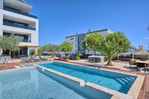 Bazén v ubytování Liberty Living Apartments nebo v jeho okolí