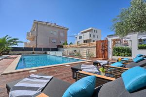 Bazén v ubytování Liberty Living Apartments nebo v jeho okolí