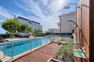 Bazén v ubytování Liberty Living Apartments nebo v jeho okolí