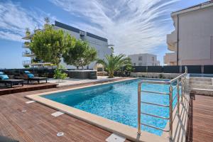 Bazén v ubytování Liberty Living Apartments nebo v jeho okolí