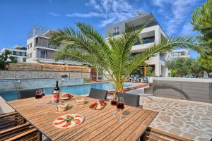 Bazén v ubytování Liberty Living Apartments nebo v jeho okolí