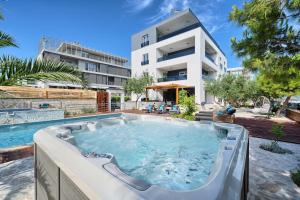 Bazén v ubytování Liberty Living Apartments nebo v jeho okolí