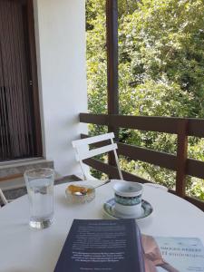 uma mesa com um copo de água e um prato de comida em Maro's Guesthouse em Agios Lavrentios
