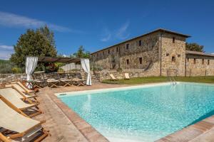 uma piscina em frente a um edifício em Villa La Corte Di Campalli em Castellina in Chianti