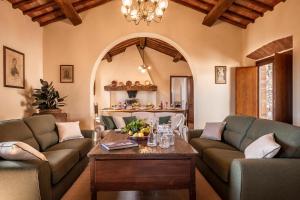 uma sala de estar com dois sofás e uma mesa em Villa La Corte Di Campalli em Castellina in Chianti
