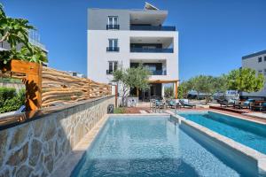 Bazén v ubytování Liberty Living Apartments nebo v jeho okolí