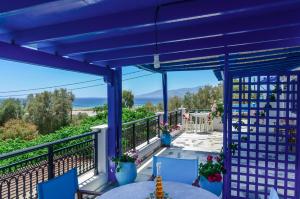 una vista dal balcone di una casa di Studios Tasia ad Agios Prokopios