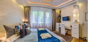 Posteľ alebo postele v izbe v ubytovaní B&P Maine Street Apartments