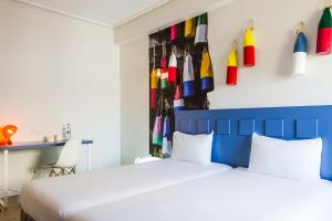 a bedroom with a bed and a lamp at Ibis Styles Lisboa Centro Liberdade NE in Lisbon