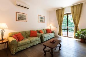 A seating area at De Angeli - 2 Bedroom Apartment