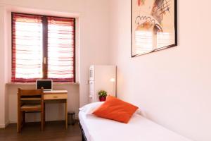 A bed or beds in a room at De Angeli - 2 Bedroom Apartment