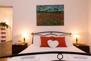 A bed or beds in a room at De Angeli - 2 Bedroom Apartment