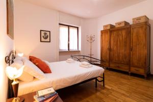A bed or beds in a room at De Angeli - 2 Bedroom Apartment