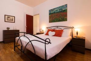 A bed or beds in a room at De Angeli - 2 Bedroom Apartment