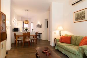 A seating area at De Angeli - 2 Bedroom Apartment