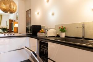 A kitchen or kitchenette at De Angeli - 2 Bedroom Apartment
