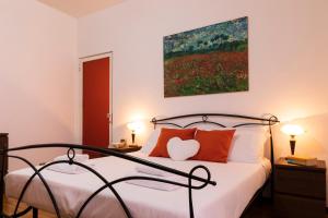 A bed or beds in a room at De Angeli - 2 Bedroom Apartment