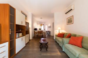 A seating area at De Angeli - 2 Bedroom Apartment