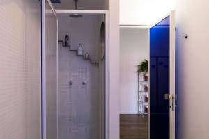 A bathroom at De Angeli - 2 Bedroom Apartment