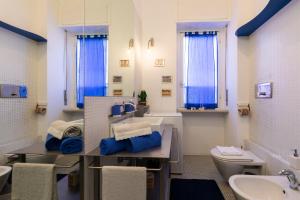 A bathroom at De Angeli - 2 Bedroom Apartment
