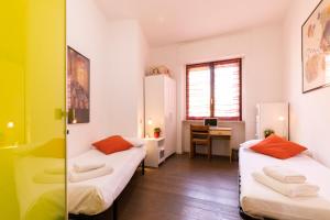 A bed or beds in a room at De Angeli - 2 Bedroom Apartment