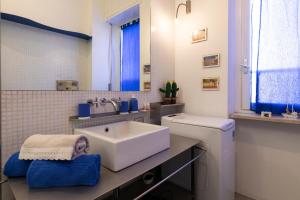 A bathroom at De Angeli - 2 Bedroom Apartment Még 26 kép