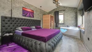 Nova VasにあるVilla Lavanda by Villas Holidayのベッドルーム(大型ベッド1台、バスタブ付) +32枚の写真