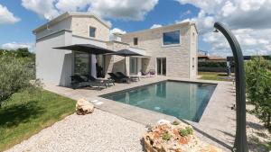 Nova VasにあるVilla Lavanda by Villas Holidayの正面にプールがある家