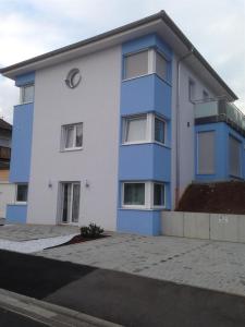 ein blau-weißes Gebäude mit in der Unterkunft Ferienwohnung Viktoria in Bad Kissingen