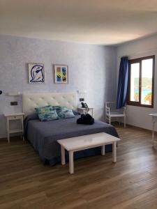 a bedroom with a large bed and a window at Apartamentos El Bergantin Menorca Club in Fornells