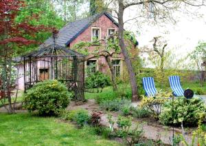an old house with two chairs in the yard at Haus Häselbarth in Bad Kissingen