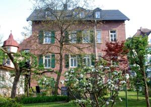 a large brick house with a tree in front of it at Haus Häselbarth in Bad Kissingen