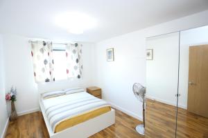 um quarto com uma cama e uma cabina de duche em vidro em Lovely View 2 beds 2 bath Apartment, London em North Woolwich