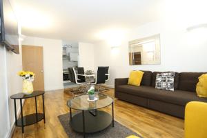 Posezení v ubytování Lovely View 2 beds 2 bath Apartment, London