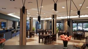 jadalnia i kuchnia ze stołem i krzesłami w obiekcie Hotel Zimnik Luksus Natury Spa & Wellness w Szczyrku