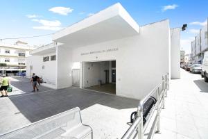 un edificio blanco con una gran entrada en Apartamento Venus 2, en Conil de la Frontera