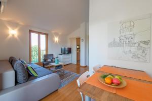 a living room with a couch and a table with a bowl of fruit at Casa Bamboo in Banjole