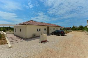 dom z samochodem zaparkowanym przed nim w obiekcie Villa Manuela with heated pool 400 meters from the sea - by TA Leut Agency w mieście Vrsi