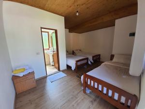 Katil atau katil-katil dalam bilik di Guest House Flodisa