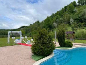 舒加塔格盐矿镇Pensiunea Cosău的游泳池旁边有滑梯的游乐场