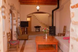 - un salon avec un canapé et une table dans l'établissement Nino's house - in kato chorio of Ierapetra, à Káto Khoríon