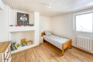 1 dormitorio con cama y ventana en El Nido en Morlaix