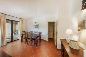 a kitchen and dining room with a table and chairs at Colonna Country Club in Porto Cervo