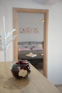 una rosquilla de chocolate sentada sobre una mesa en BeautyBlue, en Kavala