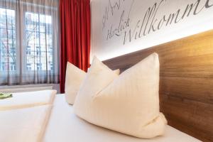 Postel nebo postele na pokoji v ubytování Hotel Wettiner Hof