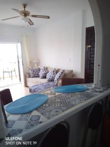 - deux oreillers bleus assis sur une table dans le salon dans l'établissement Marrakesh, à Los Alcázares