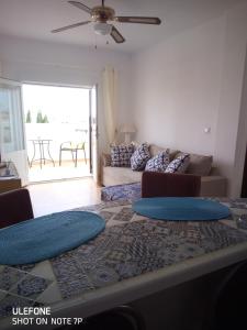 - un salon avec un canapé et une table avec des oreillers dans l'établissement Marrakesh, à Los Alcázares