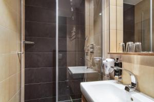 Koupelna v ubytování Hotel Wettiner Hof + 24 fotografií